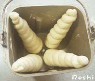 角パンをホームベーカリーのパンケースに入れる