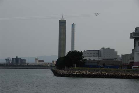 ゴールドタワー上空通過
