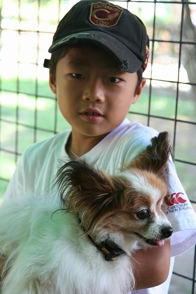 犬を抱く