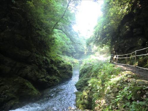 天安河原への道