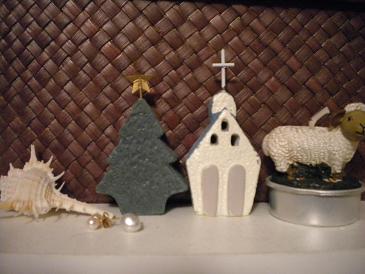教会とツリーの飾り.jpg
