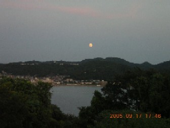 大崎公園から見た満月