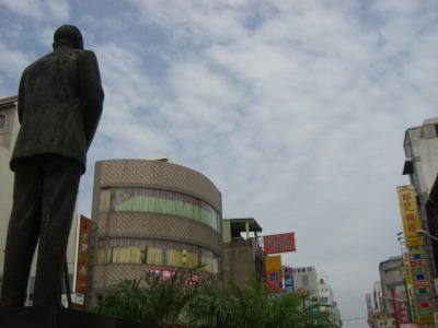 駅を背にして竹南の街を見守る蒋介石像だった