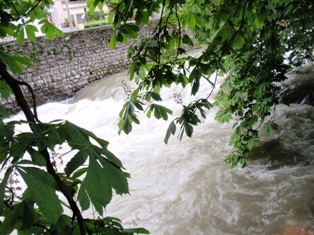 fiume con l-acqua alta1.JPG