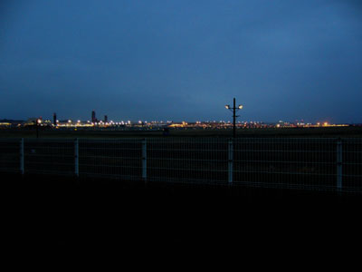 夜の成田空港