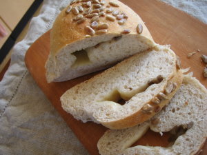 レーズン酵母パン　ひまわりの種とモザレラチーズ