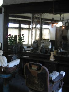 岡田記念館　理髪店内