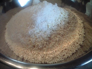 麹と塩を混ぜます。