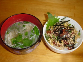 マグロ丼と中華スープ