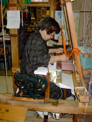 なごや帯を織る