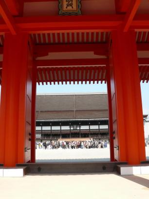 承明門より紫震殿を望む