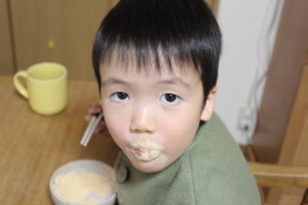 きな粉餅食べ中