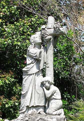 外人墓地母子像…マリア