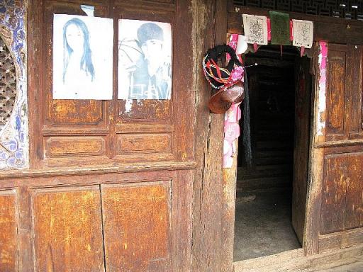 モソ人おばあさんの玄関