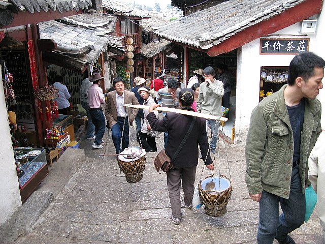 麗江古城　濁酒売り