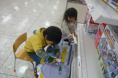 トミカで遊ぶ二人☆