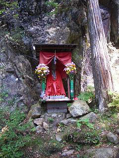 1114・88奥の院祠.jpg