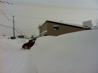 車庫周りの雪山