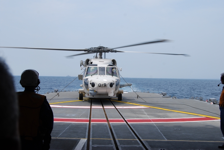 SH-60J発艦前