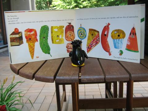 はらぺこあおむしをよんでいる・・・・