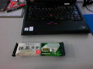 ノートPCと抹茶ラテ