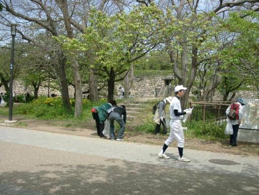 お掃除ボラ　大阪城公園1