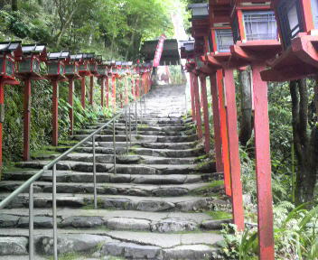 貴船神社の階段.jpg