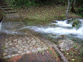 増水して渡れなくなった道