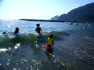 宇久須クリスタルビーチで海水浴