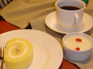 ロールケーキ＆杏仁豆腐＆コーヒー