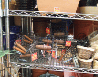 100円ショップ　ガーデニングコーナー