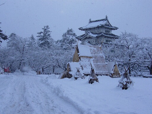 雪の弘前城.jpg