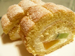 ﾋﾞｽｷｭｲ生地のﾛｰﾙｹｰｷ♪.jpg