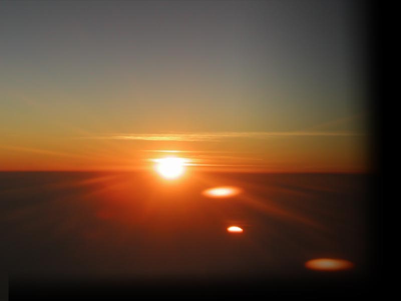 水平線昇る太陽の中