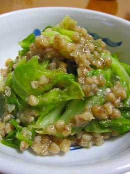 蒸しキャベツの蕎麦の実和え