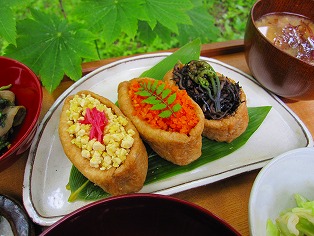 お稲荷さんの朝食2