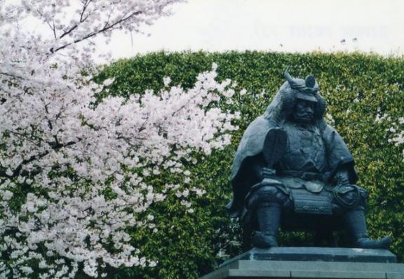信玄公像と桜