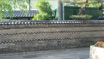 窯元の家の塀