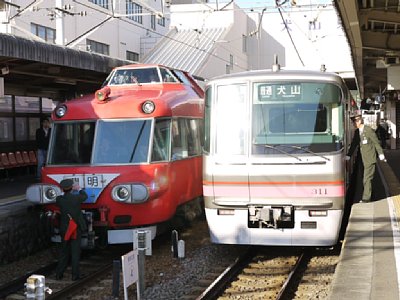 02犬山駅停車中のパノラマカー１