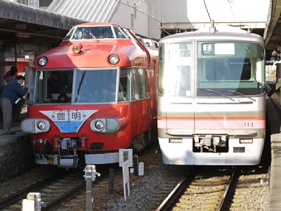 03犬山駅停車中のパノラマカー２