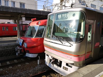 04犬山駅停車中のパノラマカー３