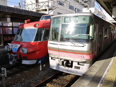 05犬山駅停車中のパノラマカー４