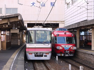 06犬山駅停車中のパノラマカー逆サイド１