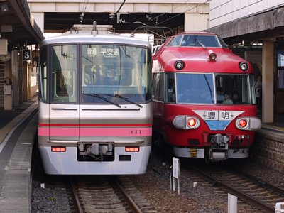 07犬山駅停車中のパノラマカー逆サイド２