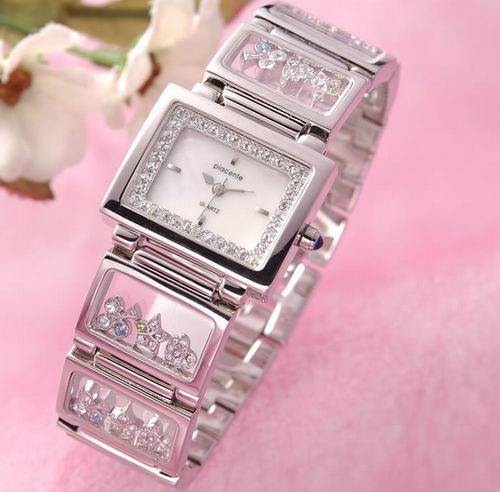 四つ葉　クローバー　スワロフスキー　時計