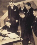 １９５１年、吉田茂元首相が国連憲章調印式で.jpg