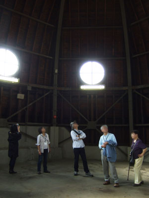 ドーム内部を見る人