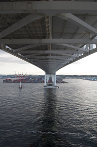 展望台からみたベイブリッジの下