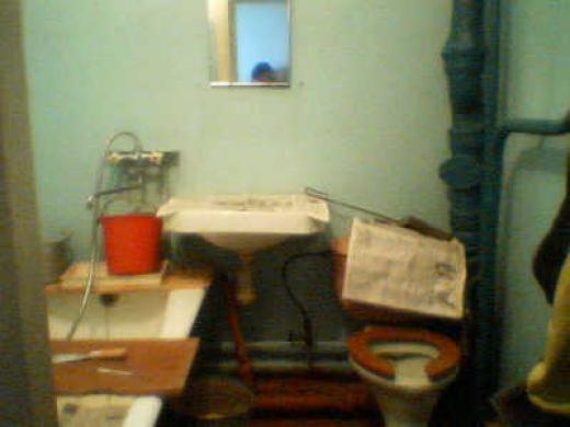 改装中のバスルーム（バスタブとトイレ）