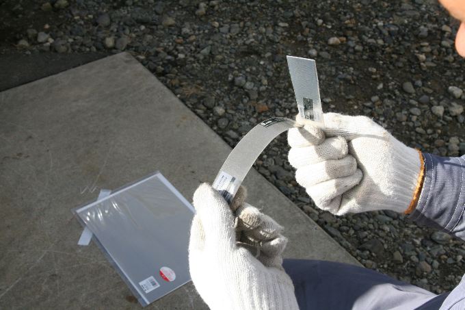 105jpgエポキシFRPは収縮が少なく、肉やせ、接着も強い、ステンレスの金網を積層すると剛性もこんなに強くなる